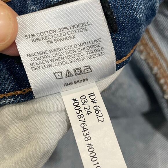 NWT Express Mid Rise 4” Inseam Medium Wash Denim Jean Shorts SZ 2 Button Fly - Picture 3 of 5